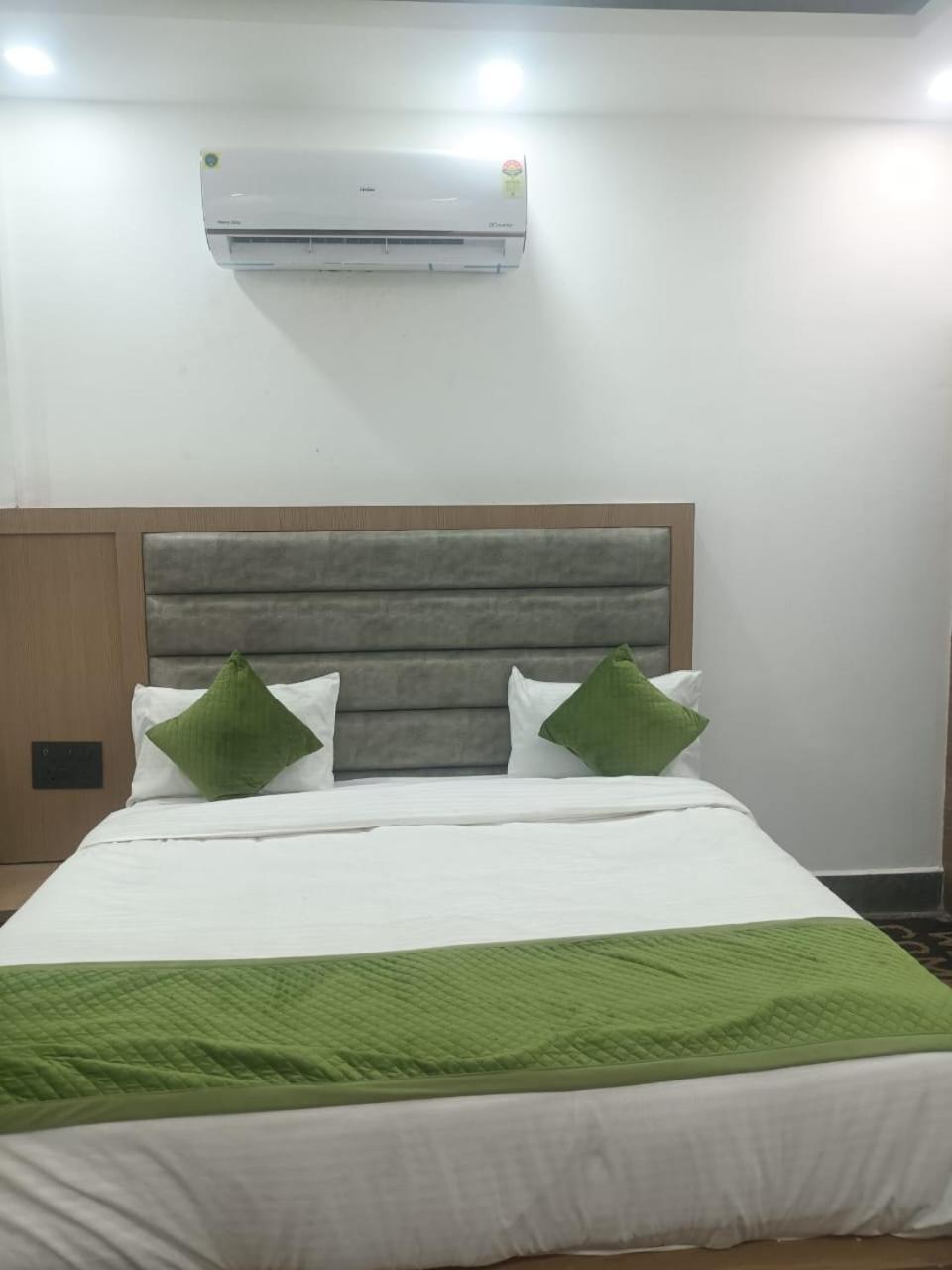 Hotel Whitehouse Ac Family Room Agra  Exterior photo