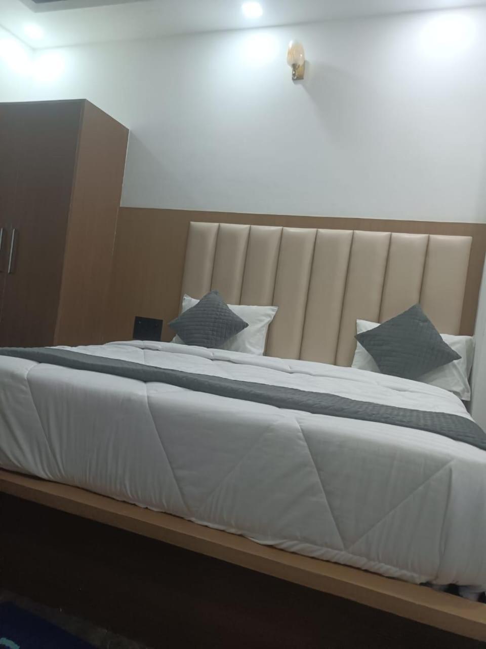 Hotel Whitehouse Ac Family Room Agra  Exterior photo