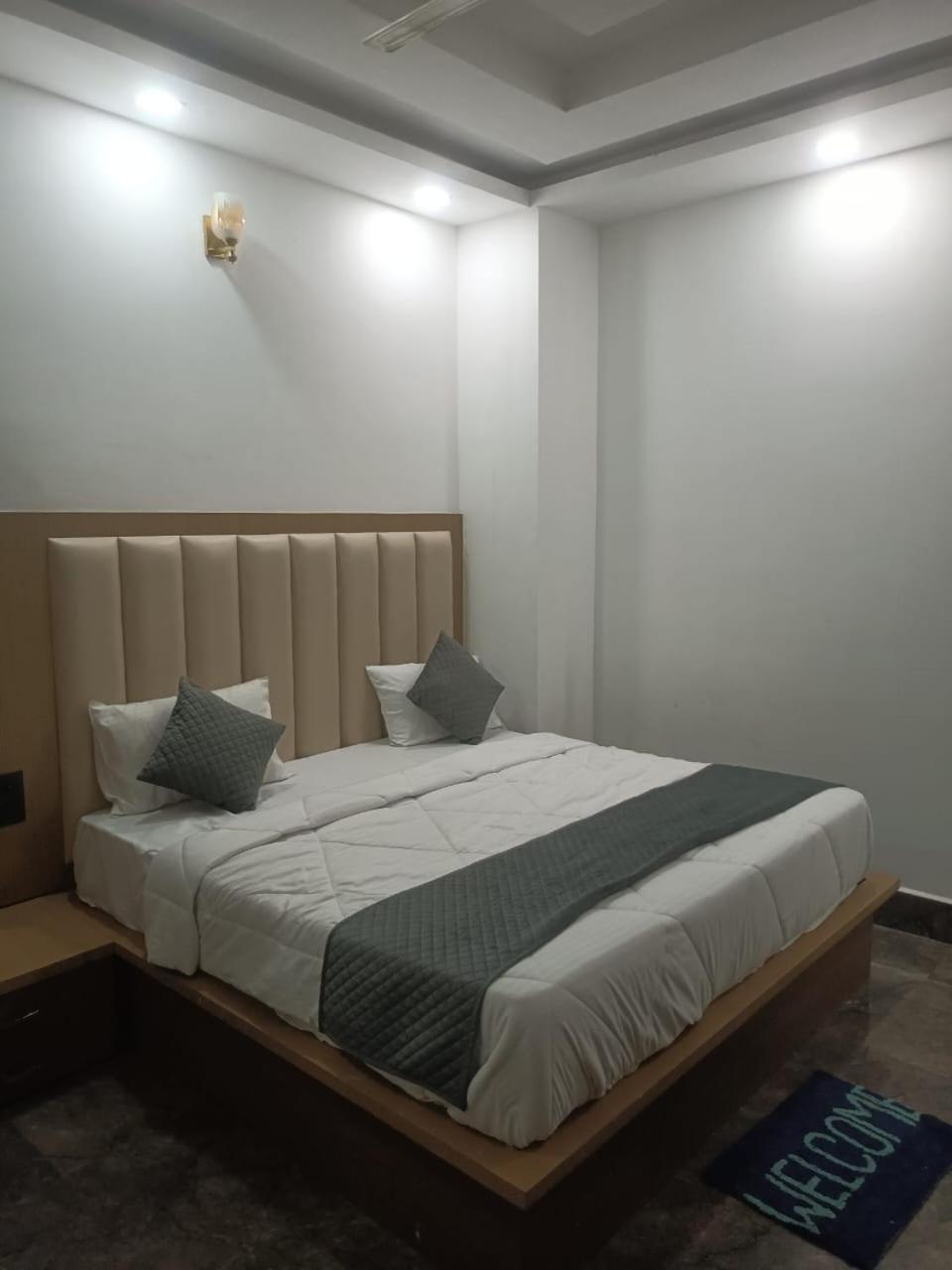 Hotel Whitehouse Ac Family Room Agra  Exterior photo