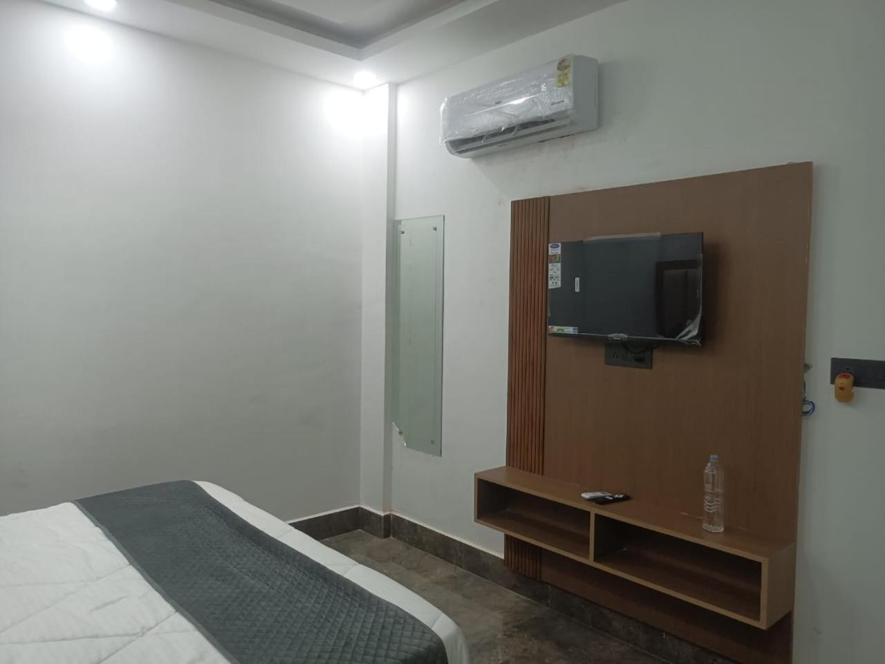 Hotel Whitehouse Ac Family Room Agra  Exterior photo